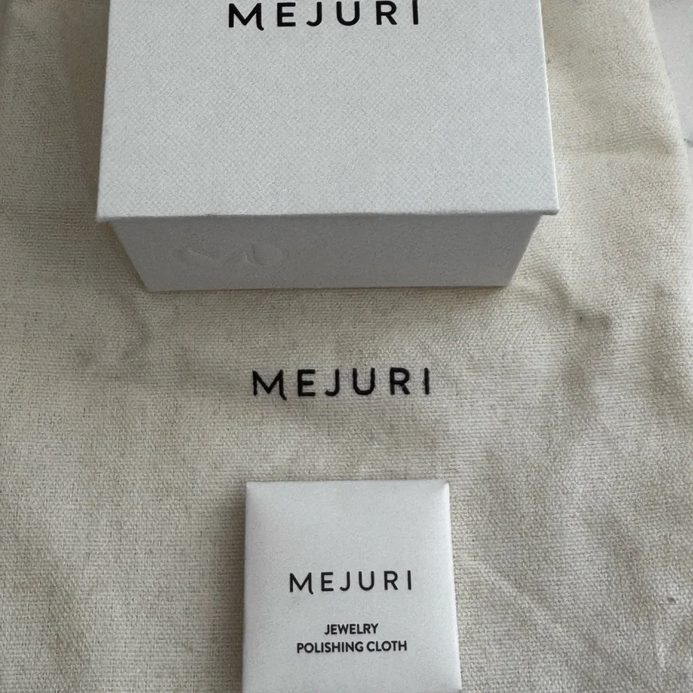 Mejuri Gold Disc Virgo Zodiac Necklace - Picture 3 of 3